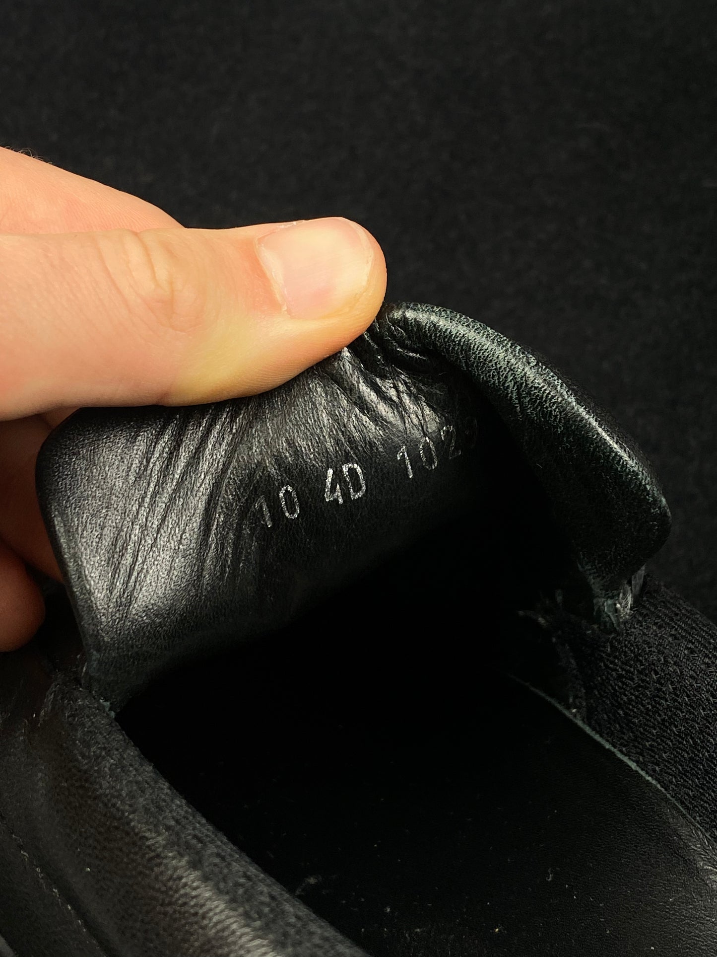 PRADA MILANO LOGO-PLAQUE LEATHER LOAFER. (44)