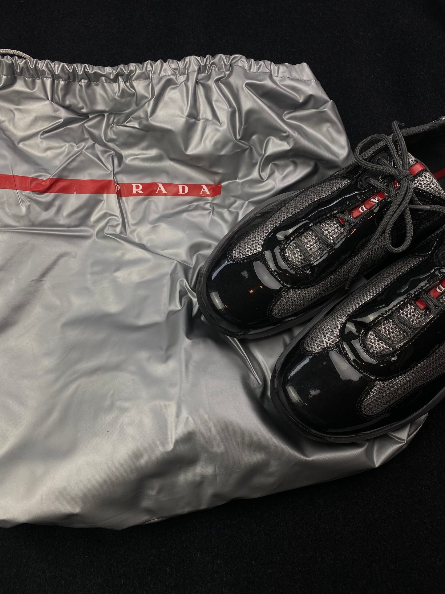 PRADA MILANO AMERICA'S CUP PATENT LEATHER SNEAKER. (40)