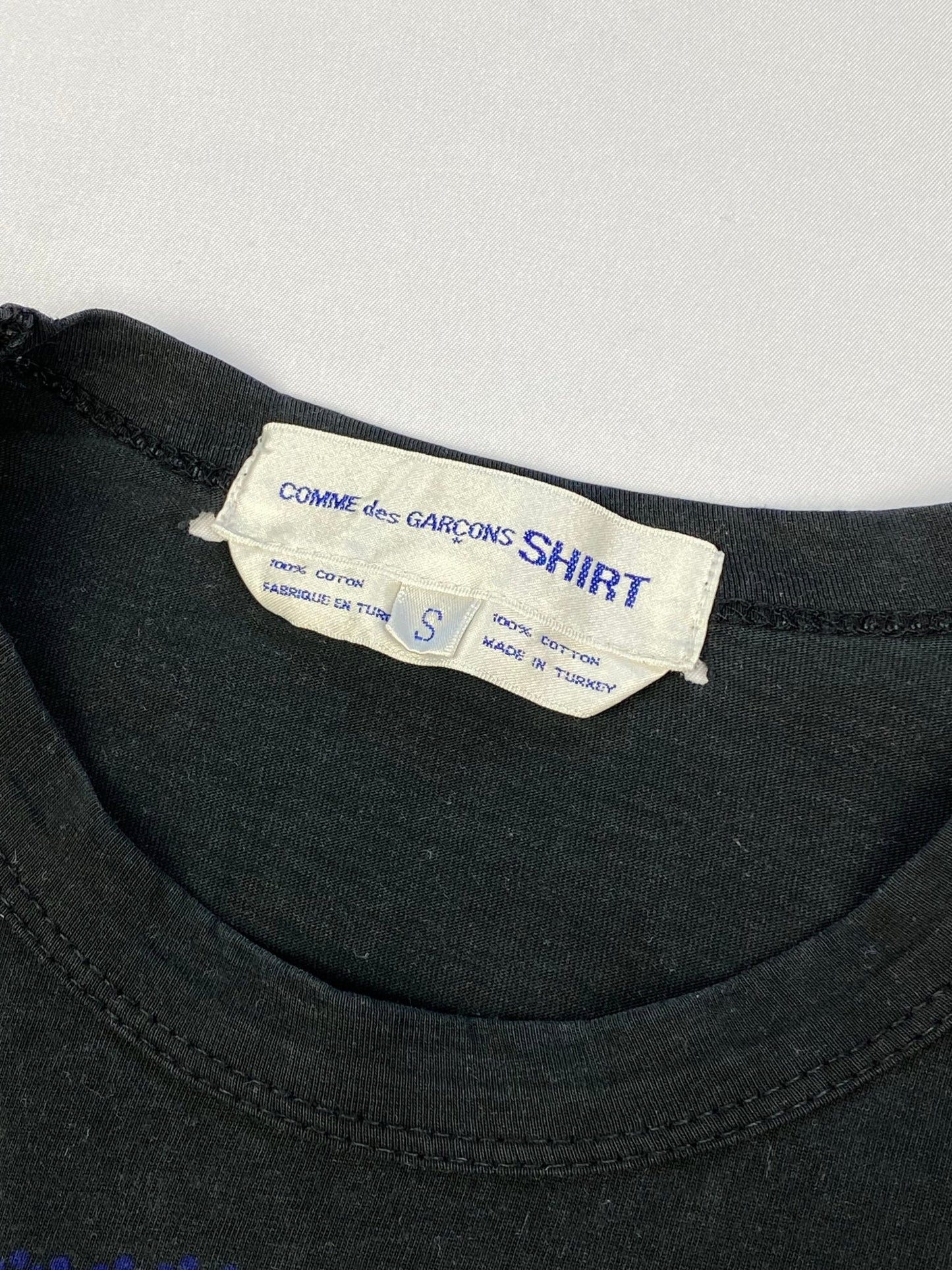 COMME DES GARÇONS SHIRT 2001 ÉTÉ T - SHIRT. (S) - SEVENUES.