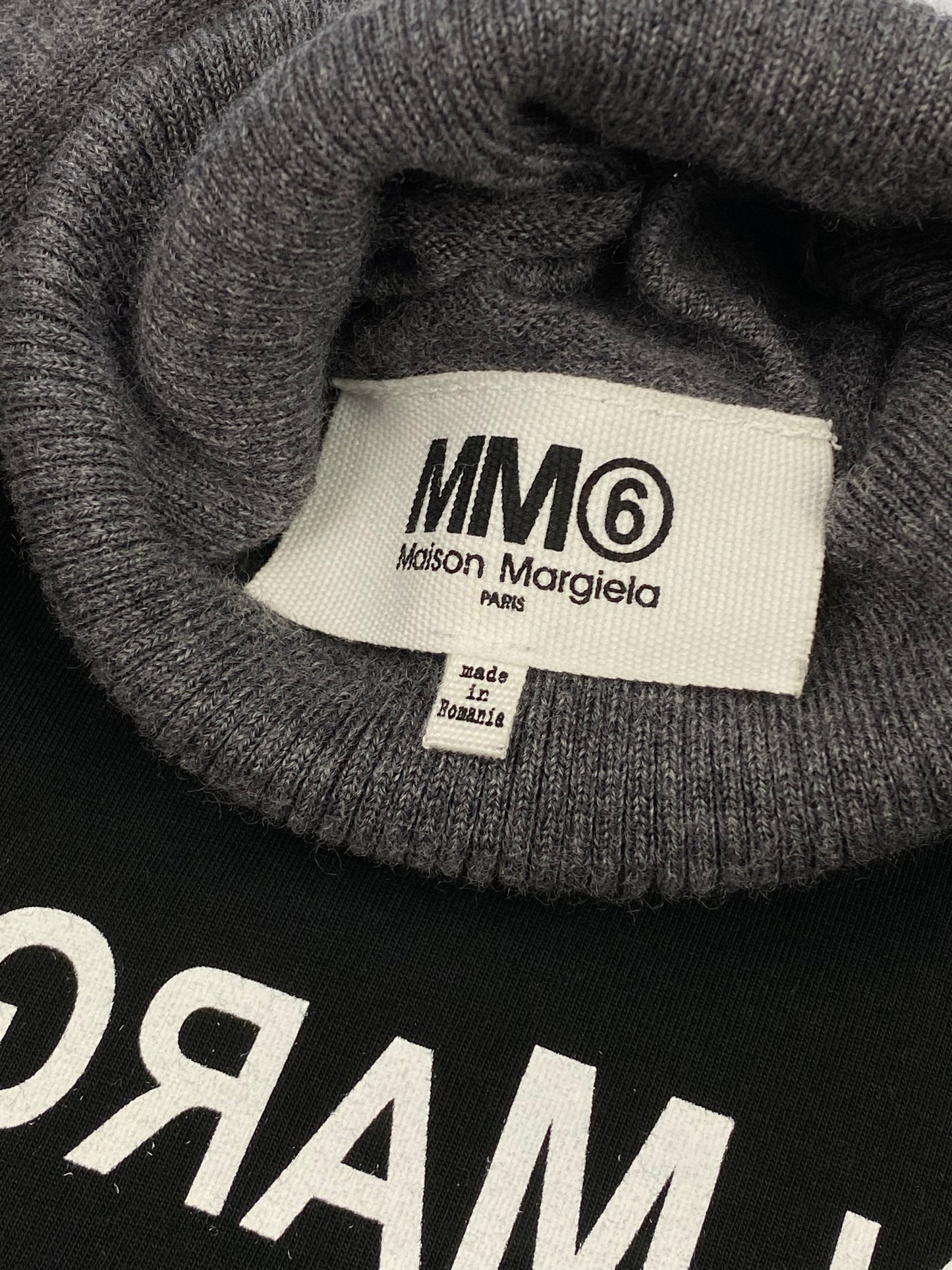 MAISON MARGIELA 'MM6' F/W 2019 MIRRORED LOGO TURTLENECK. (XS)