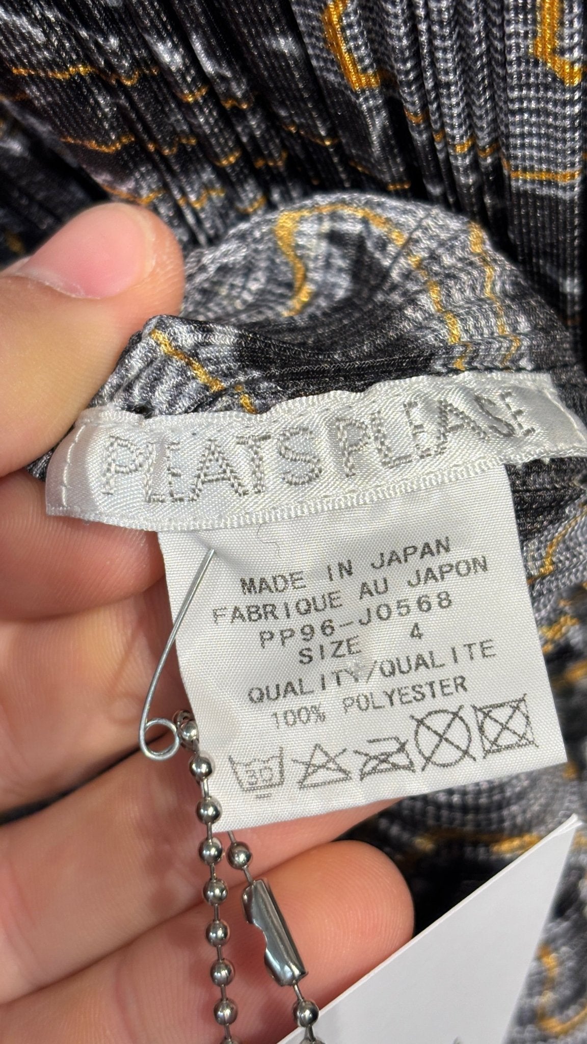 PLEATS PLEASE CARDIGAN. - SEVENUES.