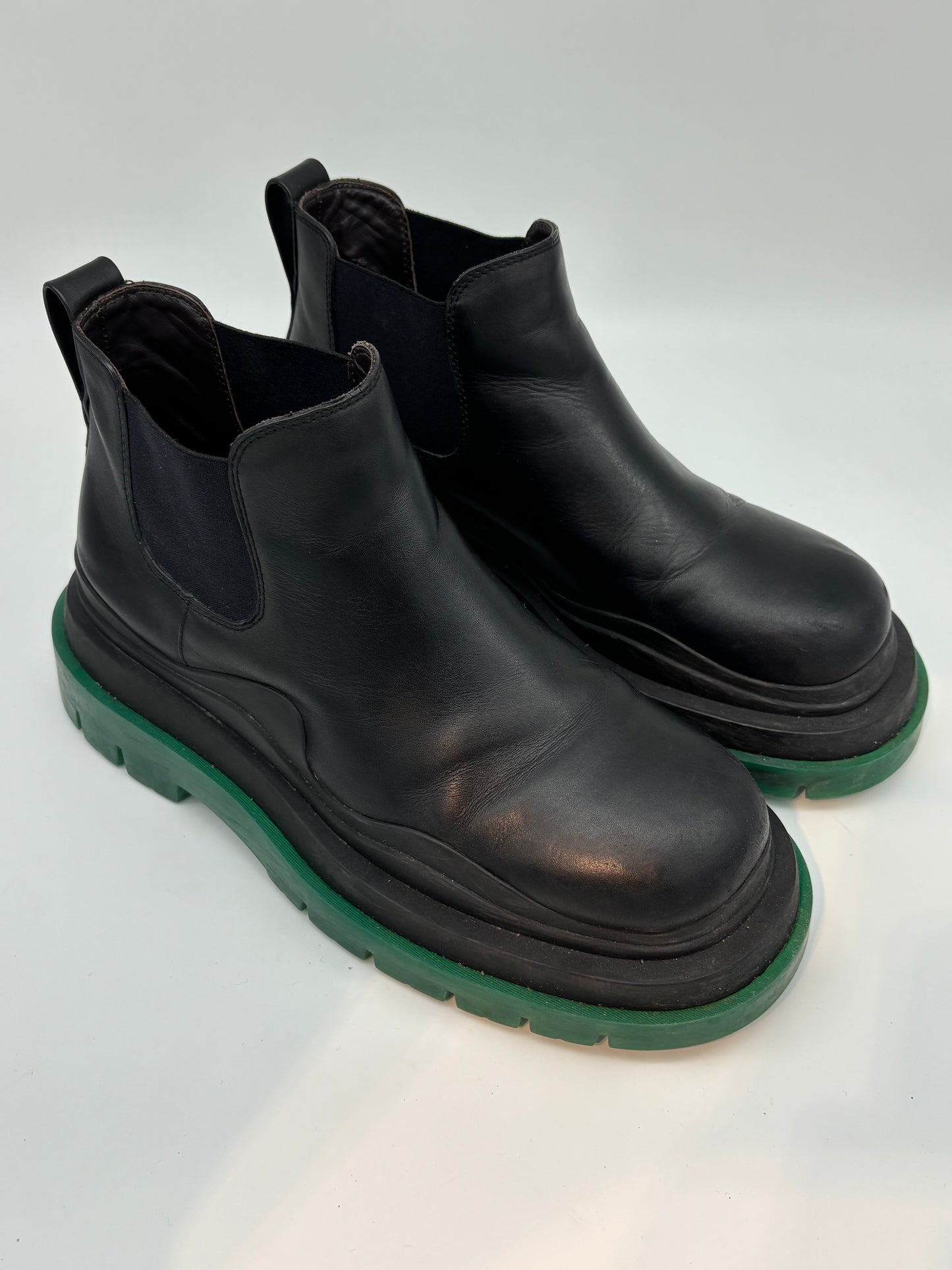 BOTTEGA VENETA TIRE CHELSEA ANKLE BOOTS. (43)