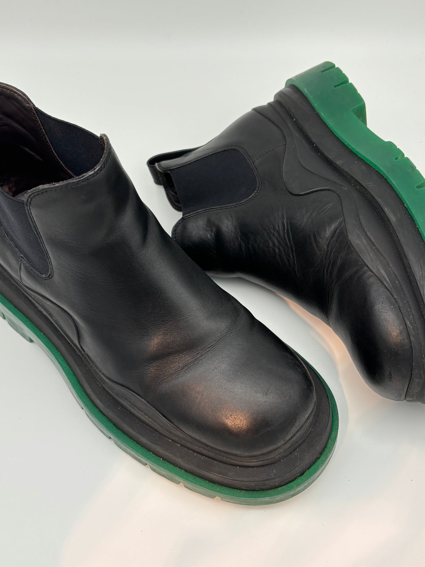 BOTTEGA VENETA TIRE CHELSEA ANKLE BOOTS. (43)