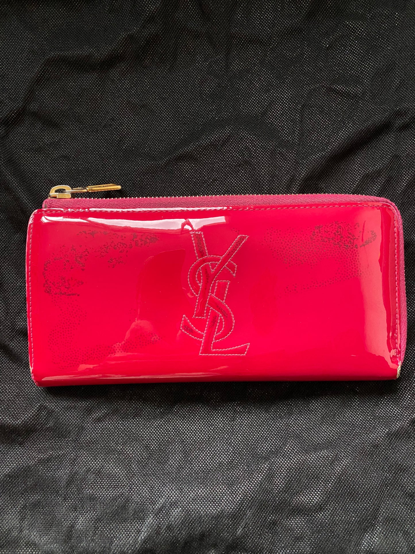 YVES SAINT LAURENT 'YSL' PATENT LEATHER ZIP WALLET.