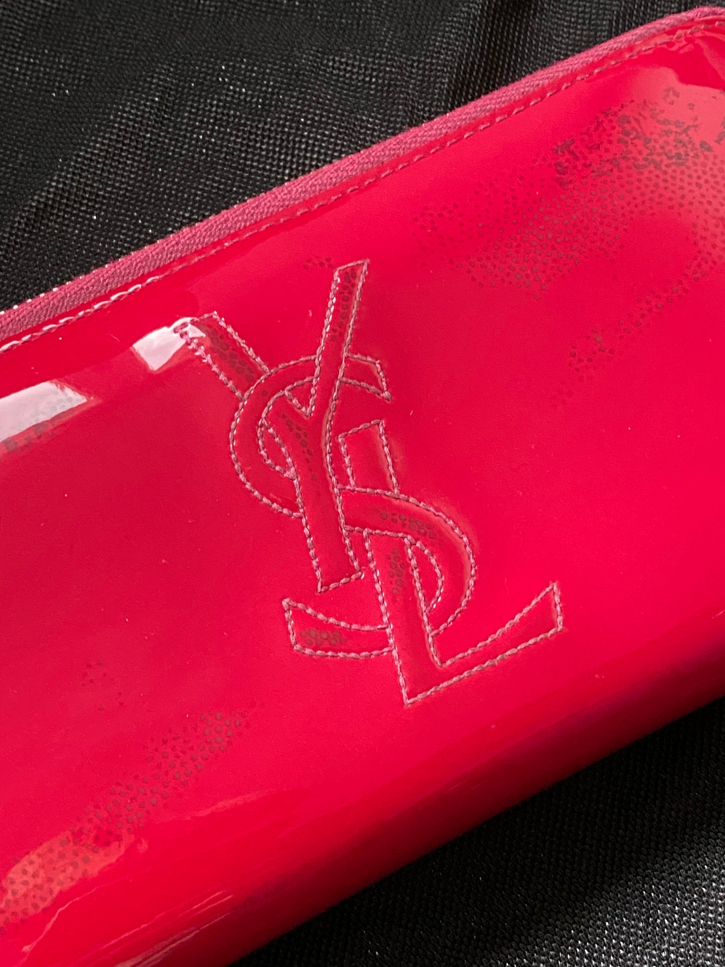 YVES SAINT LAURENT 'YSL' PATENT LEATHER ZIP WALLET.