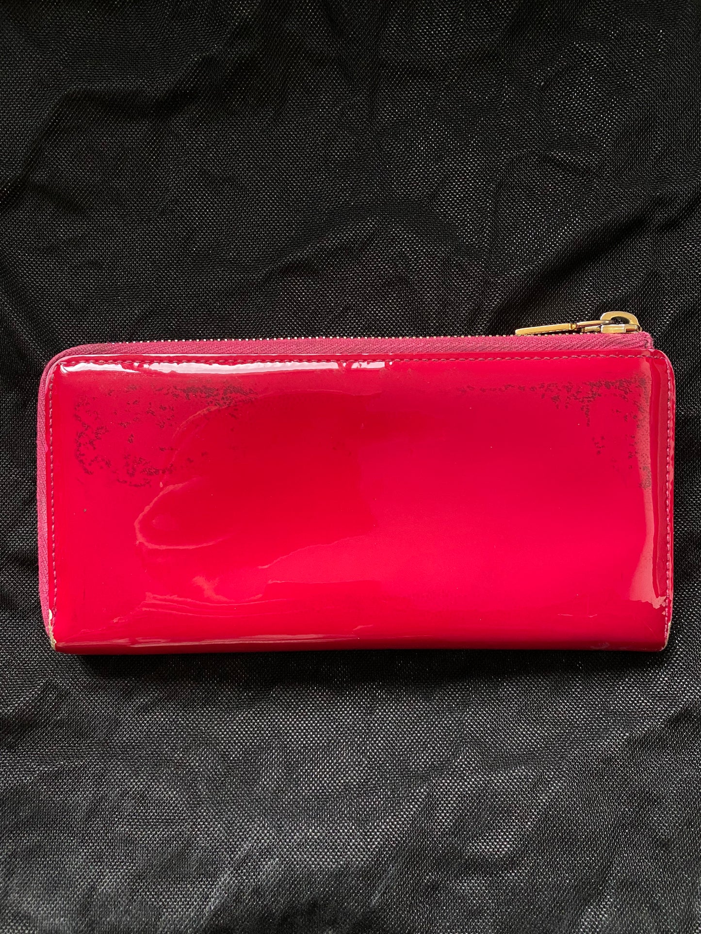 YVES SAINT LAURENT 'YSL' PATENT LEATHER ZIP WALLET.