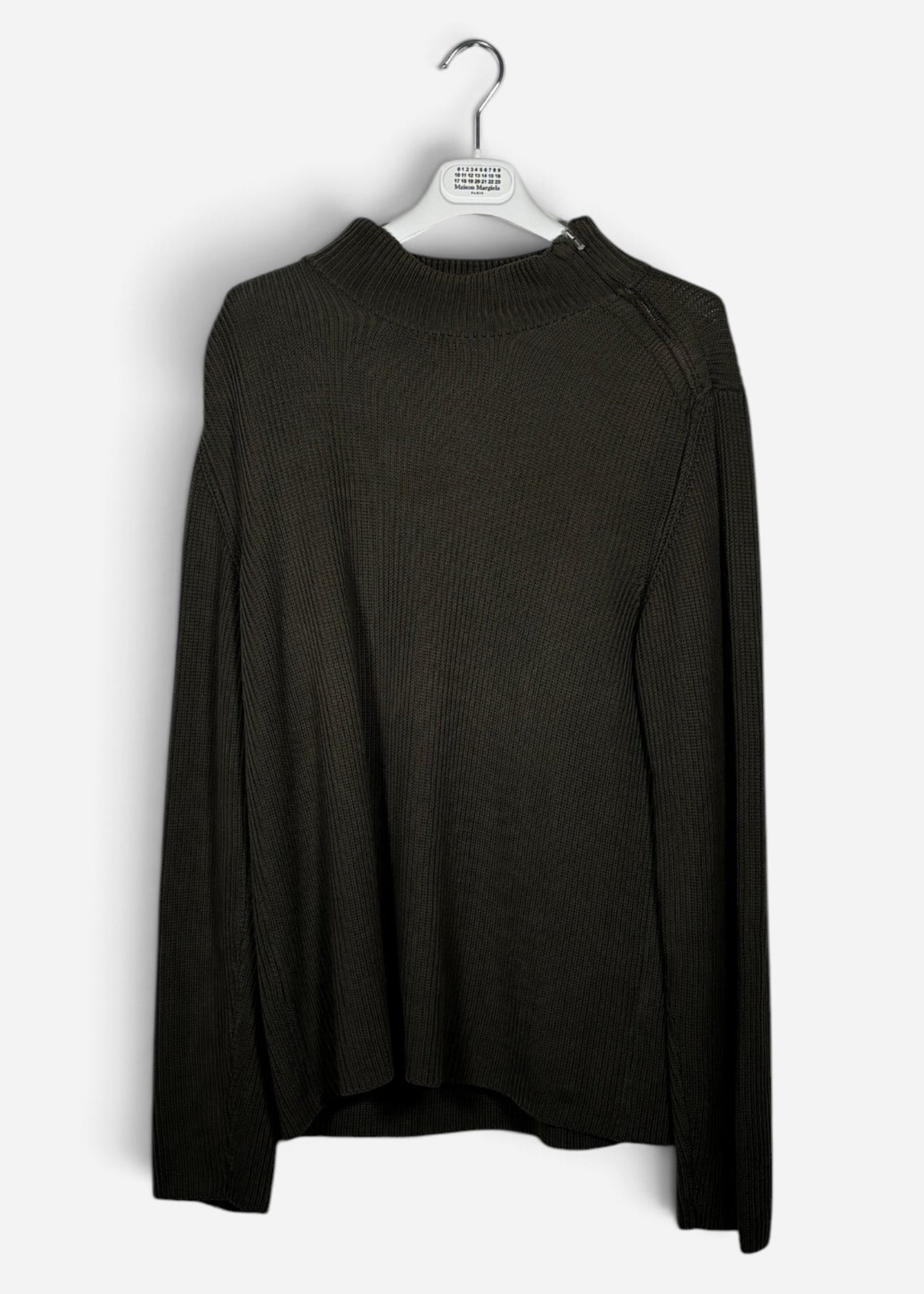 SWEATSHIRT.