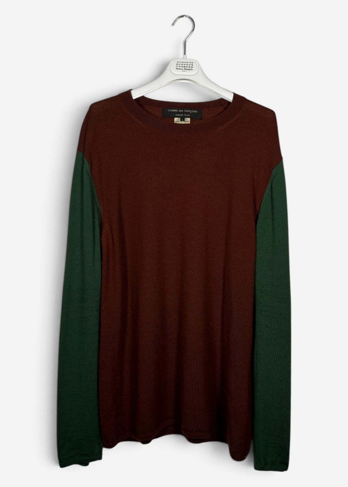 SWEATSHIRT. (L)