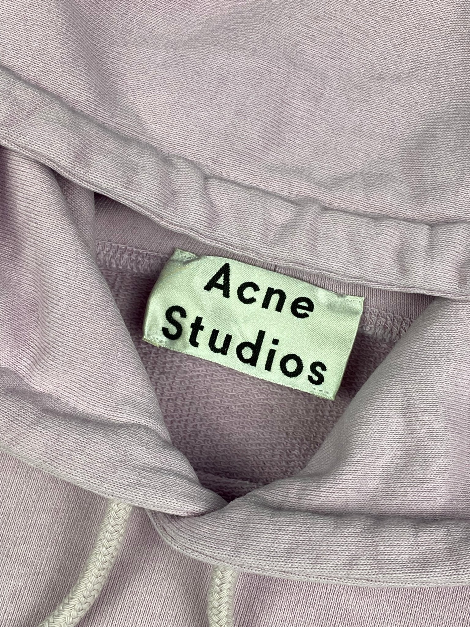 ACNE STUDIOS 'JOGHY EMBOSS' LOGO CROPPED HOODIE. (L) - SEVENUES.