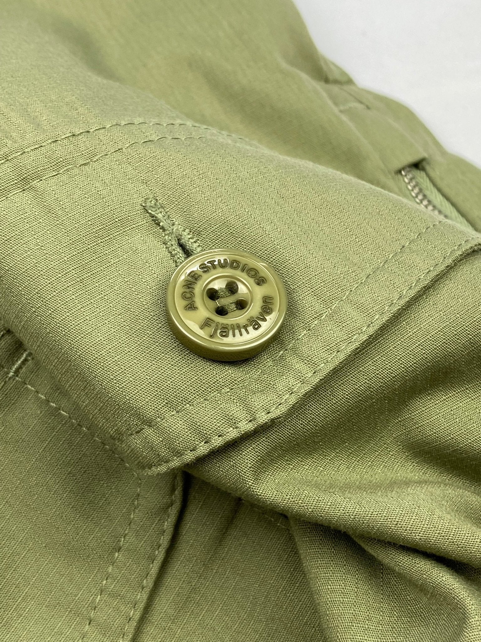 ACNE STUDIOS X FJÄLLRÄVEN 'GAITER' CARGO PANTS. (32) - SEVENUES.