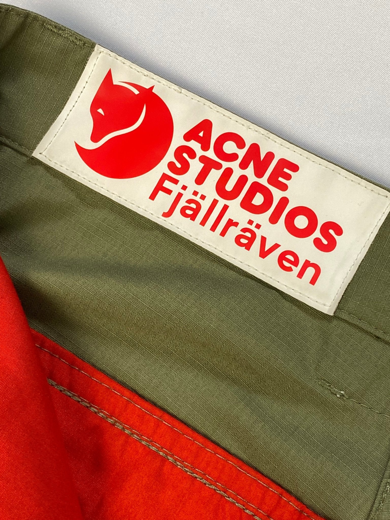 ACNE STUDIOS X FJÄLLRÄVEN 'GAITER' CARGO PANTS. (32) - SEVENUES.