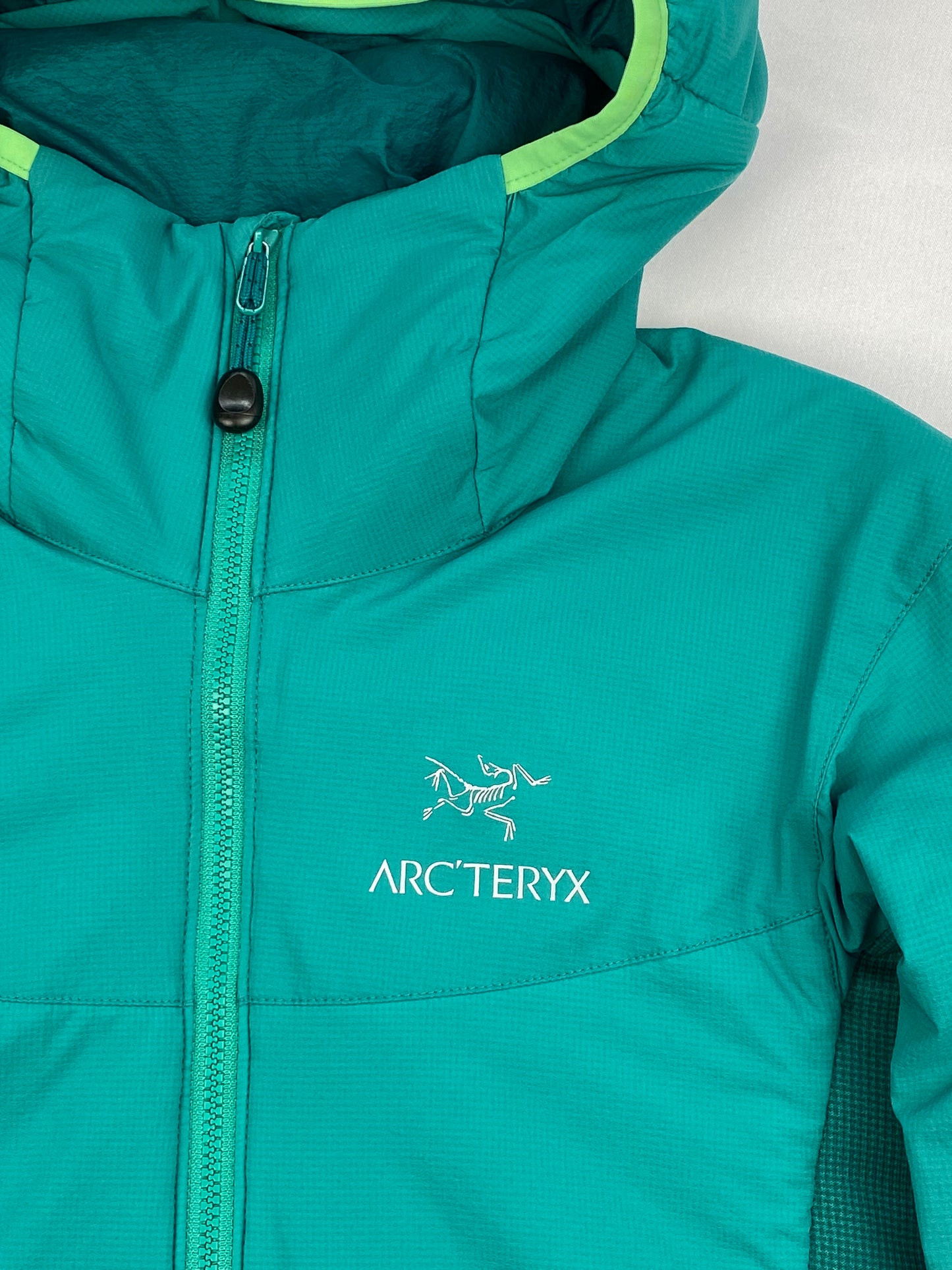 ARC'TERYX ATOM LT HOODY SHELL JACKET. (S)