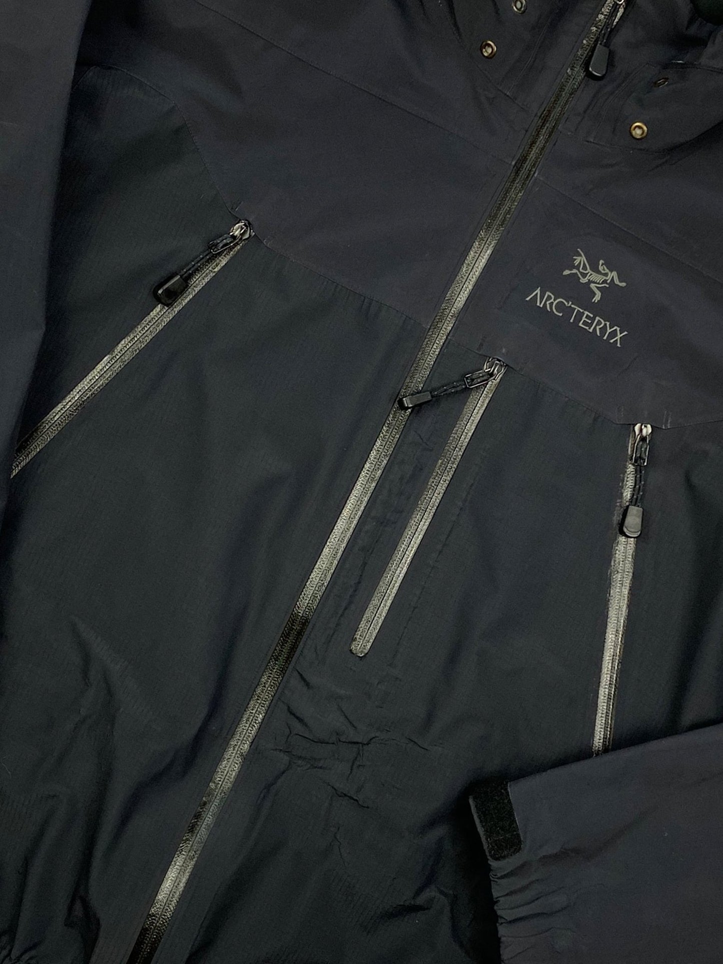 ARC'TERYX BETA SV GORE - TEX XCR HARD - SHELL JACKET. (L) - SEVENUES.