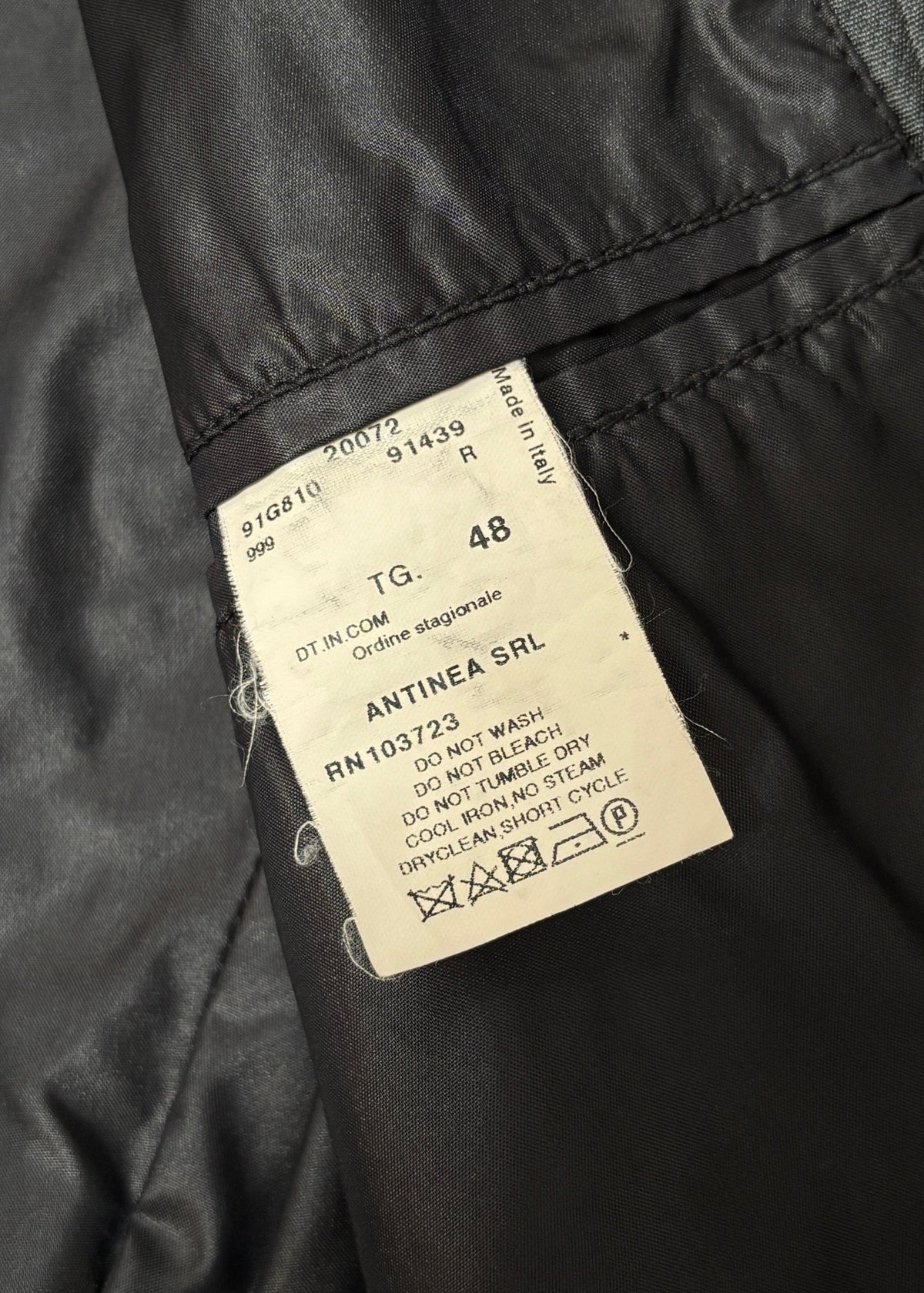 ASYMMETRICAL FAUX-CROCODILE LEATHER JACKET. (48 / M) - SEVENUES.