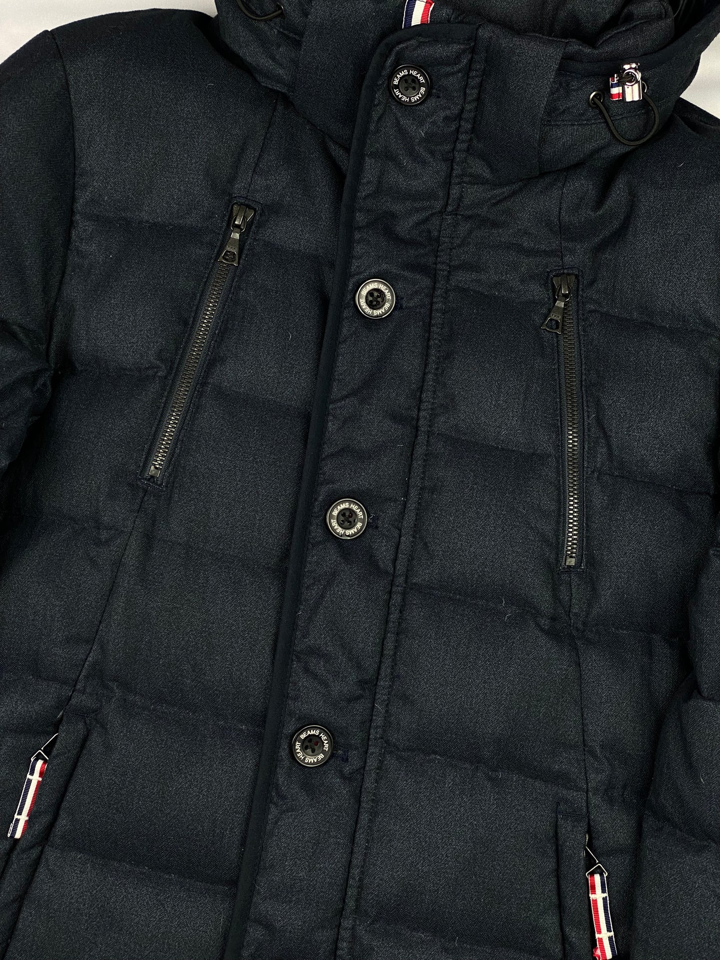 BEAMS HEART HERRINGBONE DOWN JACKET. (M)