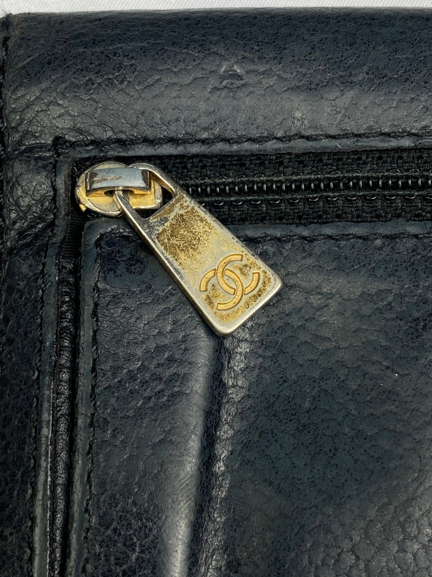 CHANEL 'CC' LOGO LEATHER BI - FOLD WALLET. - SEVENUES.