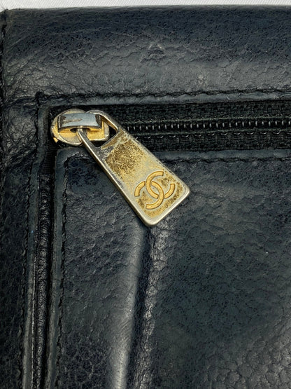 CHANEL 'CC' LOGO LEATHER BI - FOLD WALLET. - SEVENUES.