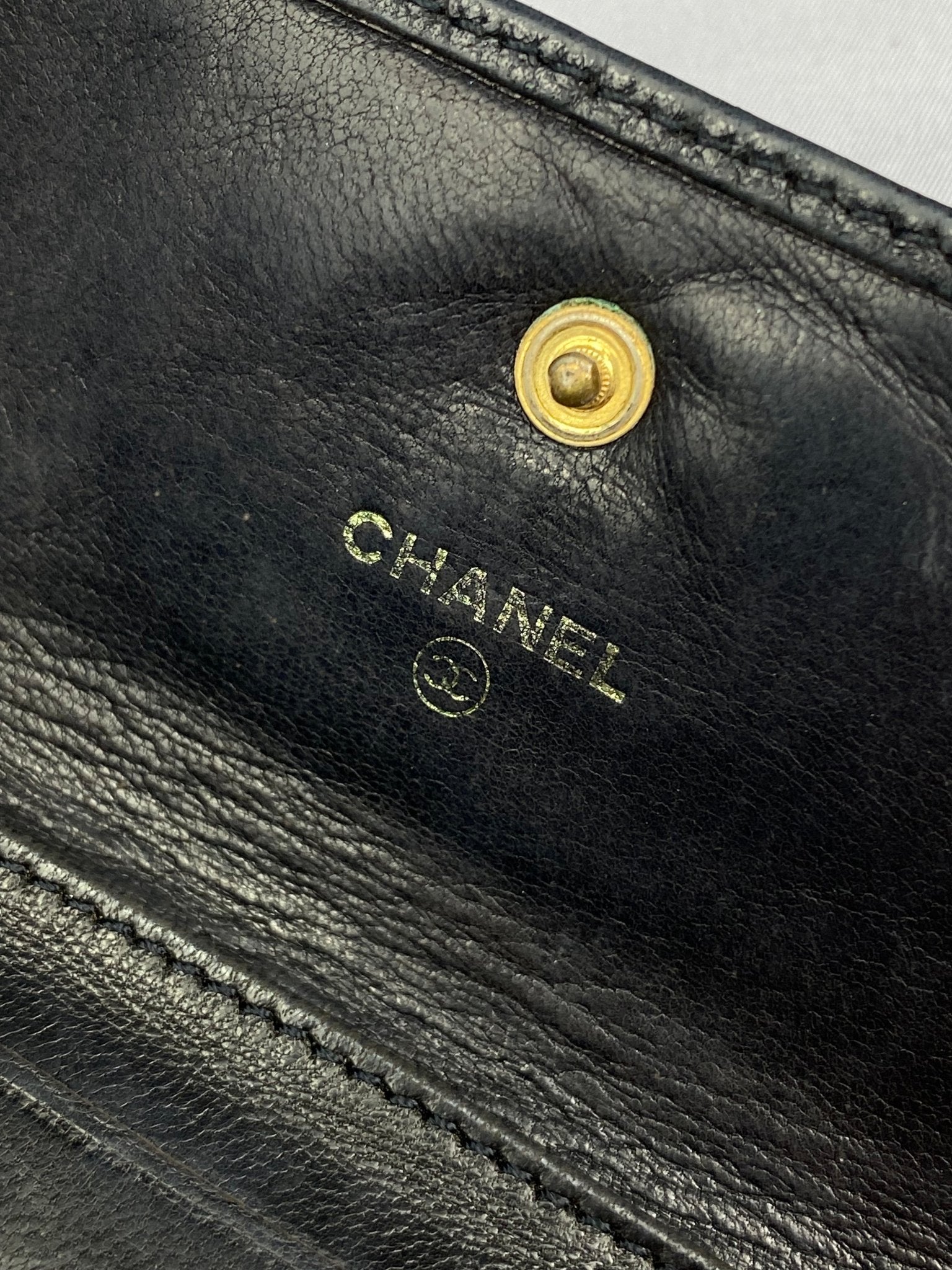 CHANEL 'CC' LOGO LEATHER BI - FOLD WALLET. - SEVENUES.