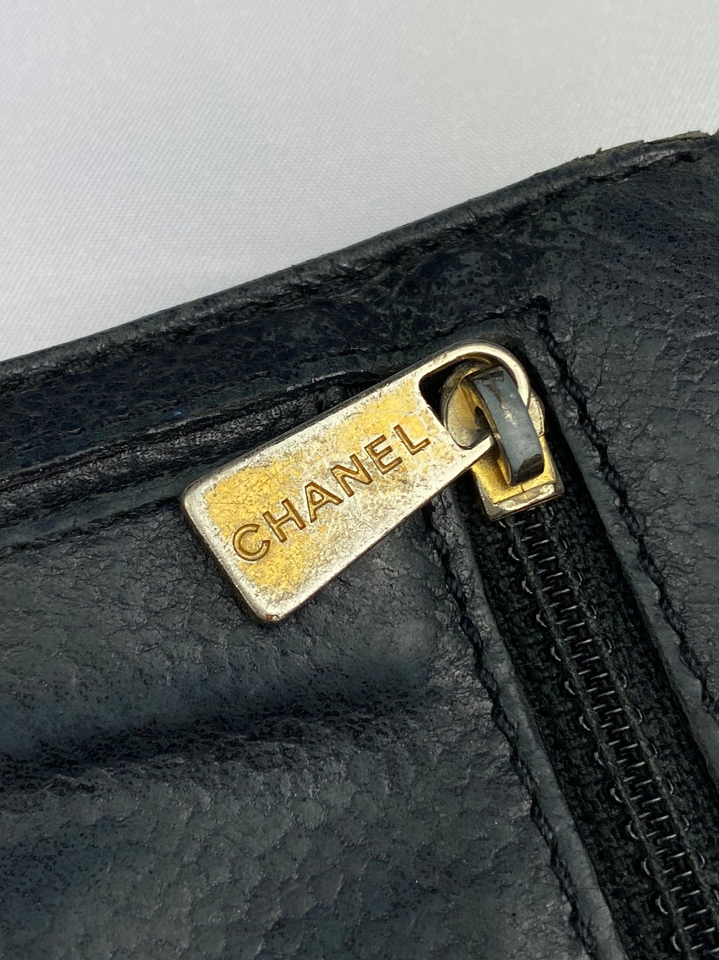 CHANEL 'CC' LOGO LEATHER BI - FOLD WALLET. - SEVENUES.