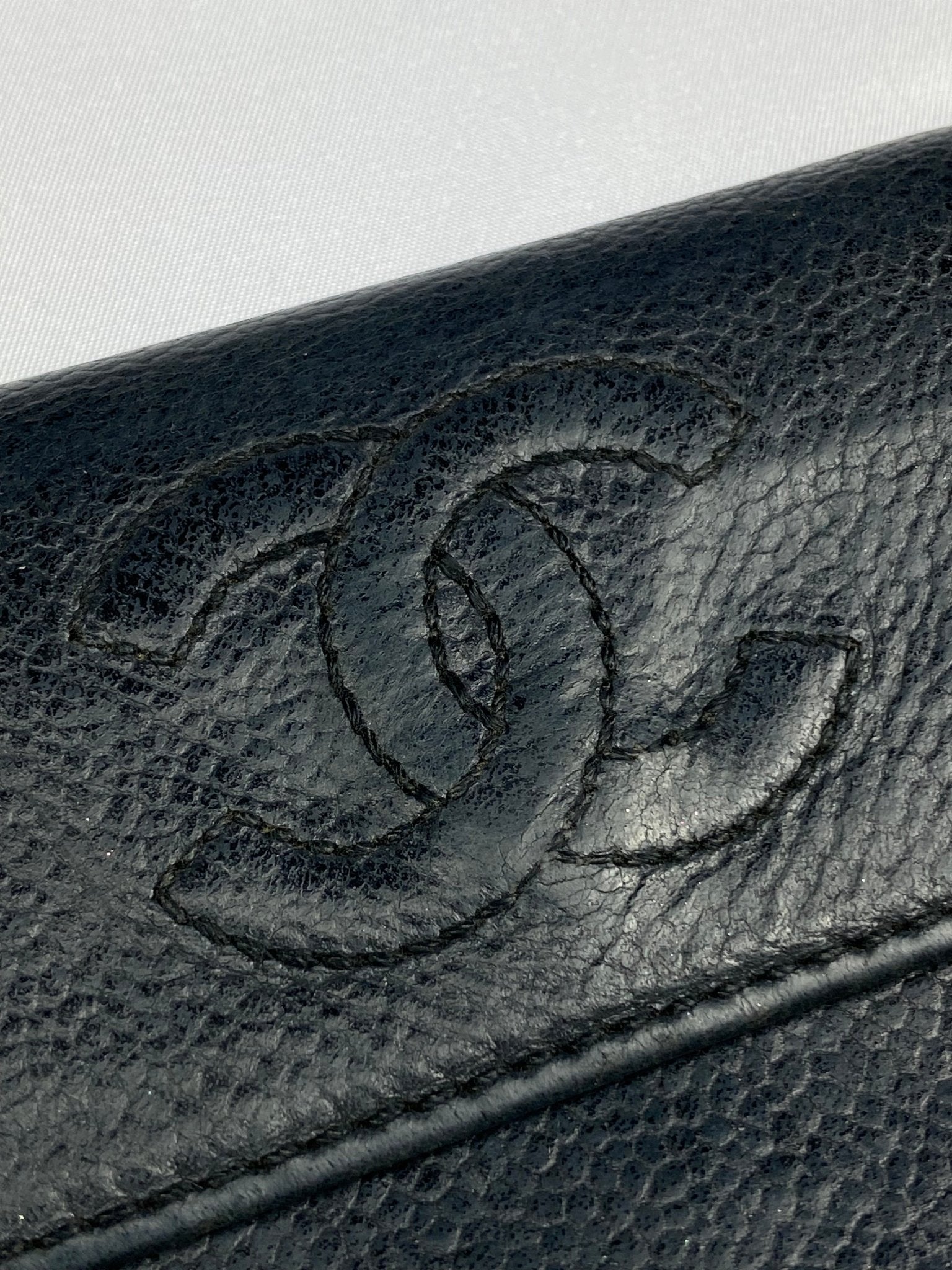 CHANEL 'CC' LOGO LEATHER BI - FOLD WALLET. - SEVENUES.