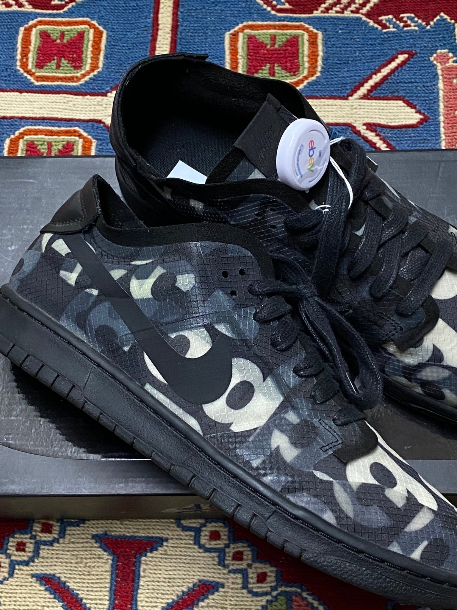 COMME DES GARÇONS X NIKE MONOGRAM DUNK LOW. (44) - SEVENUES.