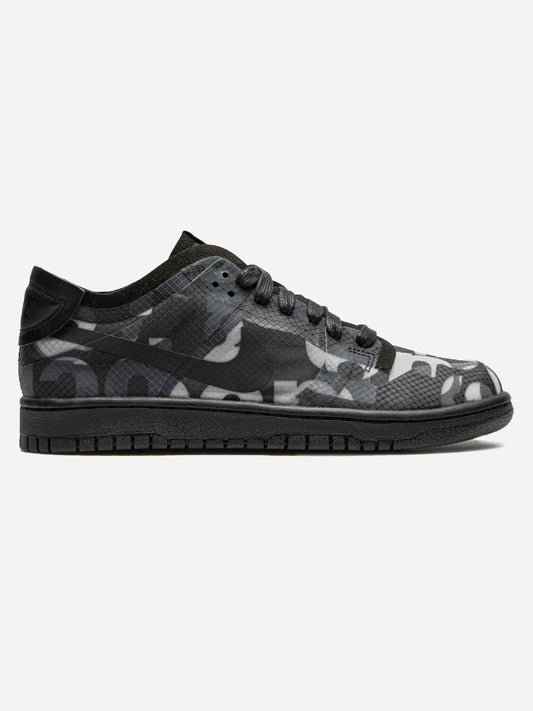 COMME DES GARÇONS X NIKE MONOGRAM DUNK LOW. (44) - SEVENUES.