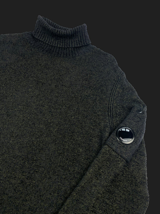 C.P. COMPANY 'FLEECE KNIT' GOGGLE TURTLENECK SWEATER. (50 / M)