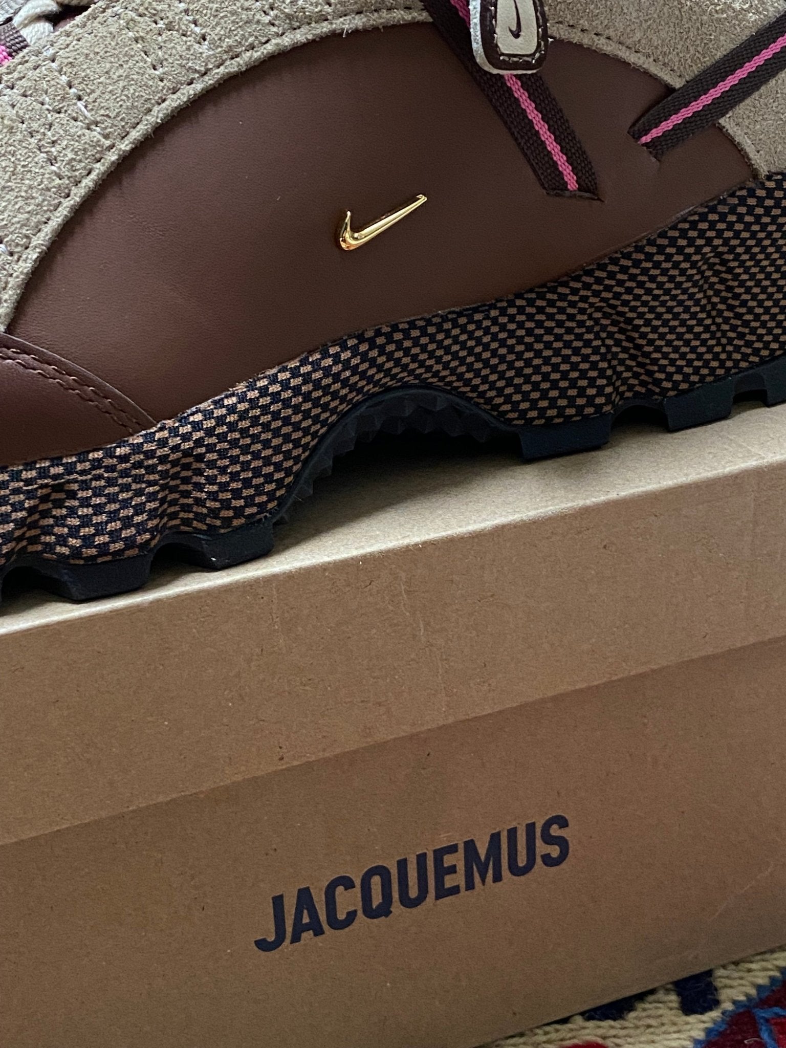 JACQUEMUS X NIKE AIR HUMARA LX ALE BROWN. (45 1/2) - SEVENUES.