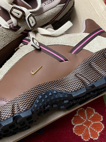 JACQUEMUS X NIKE AIR HUMARA LX ALE BROWN. (45 1/2) - SEVENUES.