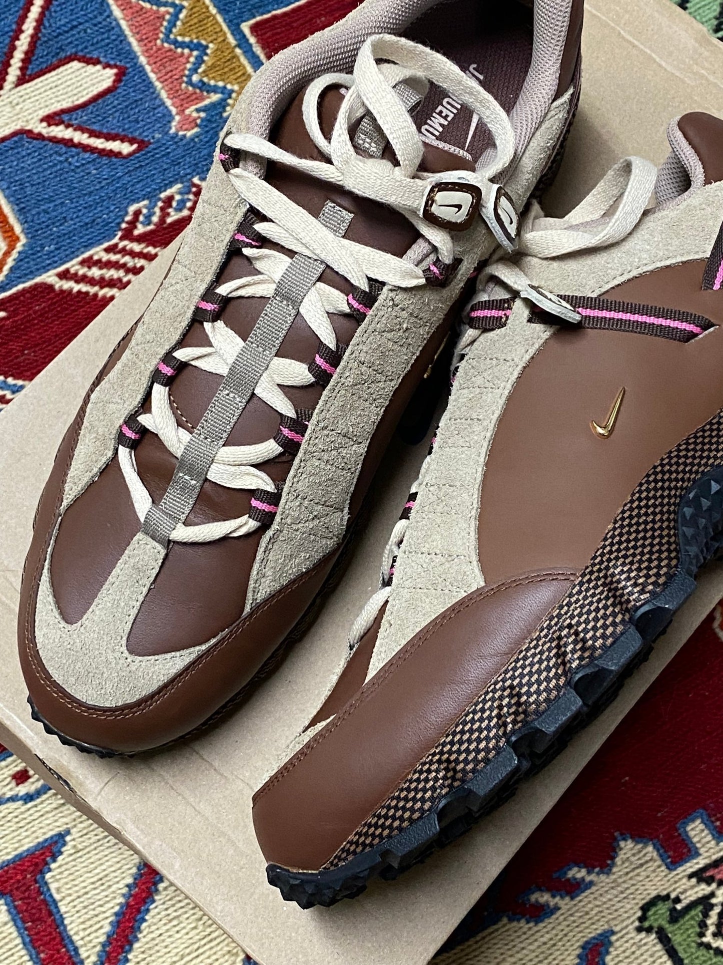 JACQUEMUS X NIKE AIR HUMARA LX ALE BROWN. (45 1/2) - SEVENUES.