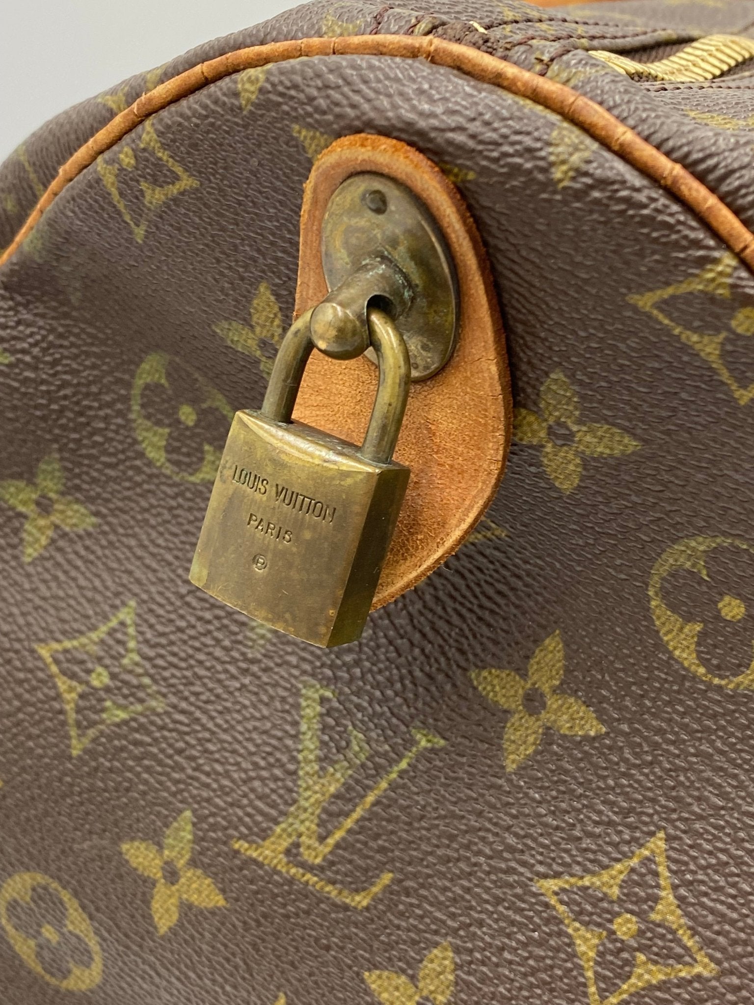 LOUIS VUITTON KEEPALL 55 MONOGRAM WEEKENDER BAG. - SEVENUES.