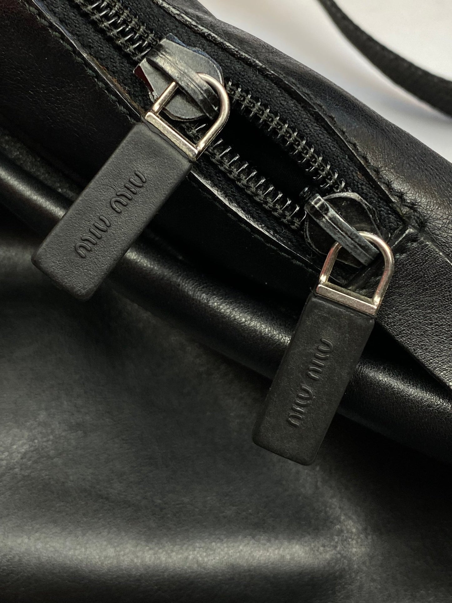 MIU MIU 2000's LEATHER MESSENGER SLINGBAG. - SEVENUES.