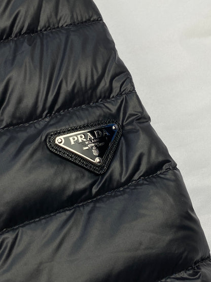 PRADA MILANO F/W 2019 LOGO-PLAQUE DOWN JACKET. (48 / M)