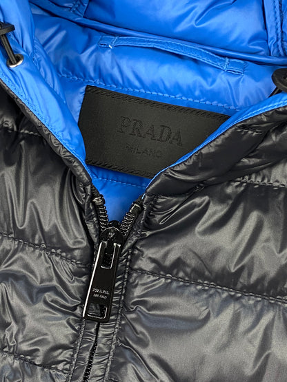 PRADA MILANO F/W 2019 LOGO-PLAQUE DOWN JACKET. (48 / M)