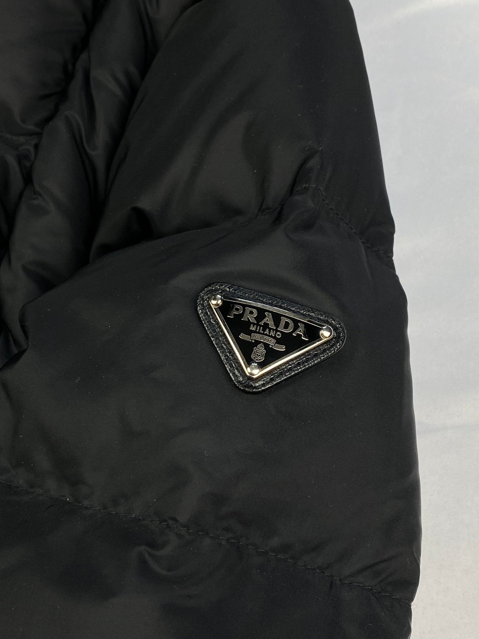 PRADA MILANO F/W 2014 LOGO - PLAQUE DOWN JACKET. (44 / M) - SEVENUES.