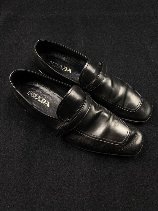 PRADA MILANO STRAPPED LEATHER LOAFER. (43) - SEVENUES.