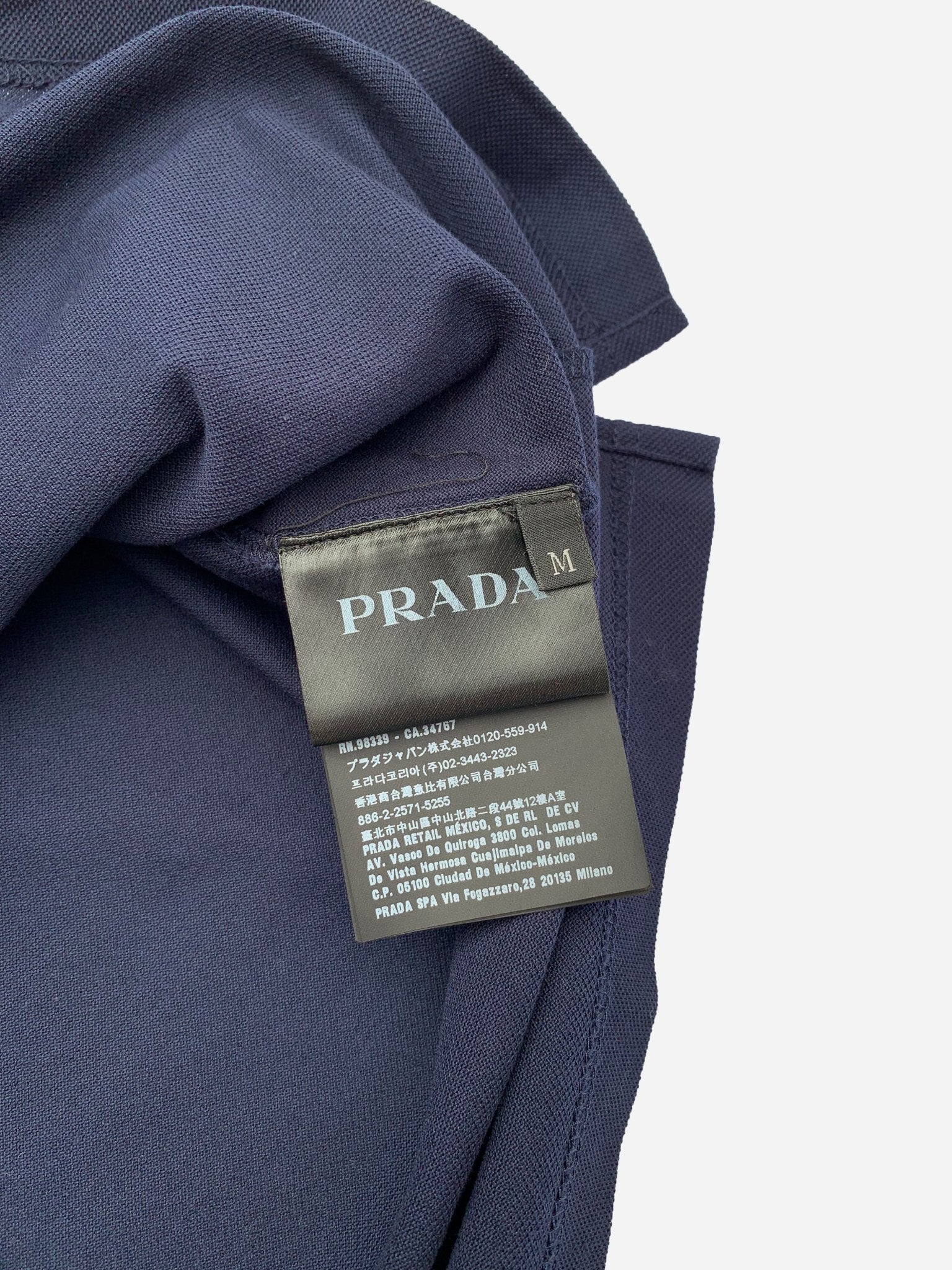 PRADA MILANO TRIANGLE LOGO PIQUÉ POLOSHIRT. (M) - SEVENUES.