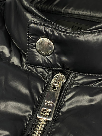 PRADA MILANO F/W 2019 LOGO-PLAQUE DOWN JACKET. (52 / L)