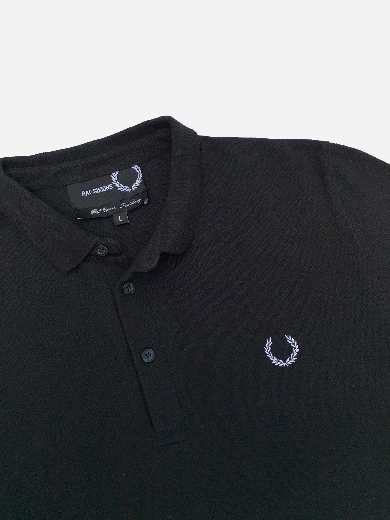 RAF SIMONS X FRED PERRY PIQUÉ POLOSHIRT. (L) - SEVENUES.