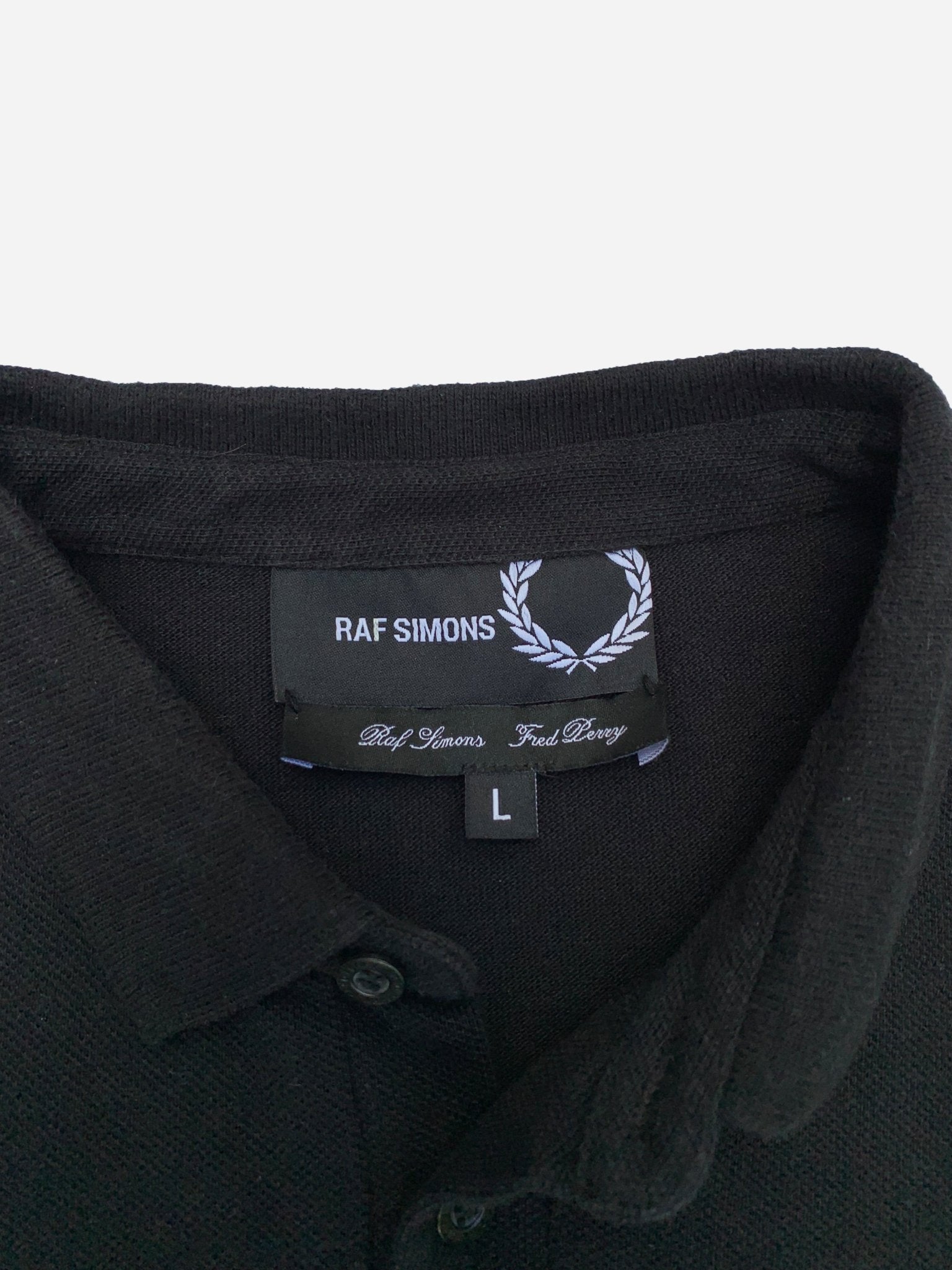 RAF SIMONS X FRED PERRY PIQUÉ POLOSHIRT. (L) - SEVENUES.