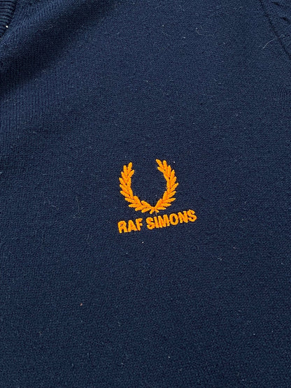 RAF SIMONS X FRED PERRY V - NECK LOGO JUMPER. (42 / M) - SEVENUES.