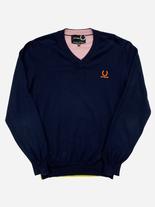 RAF SIMONS X FRED PERRY V - NECK LOGO JUMPER. (42 / M) - SEVENUES.