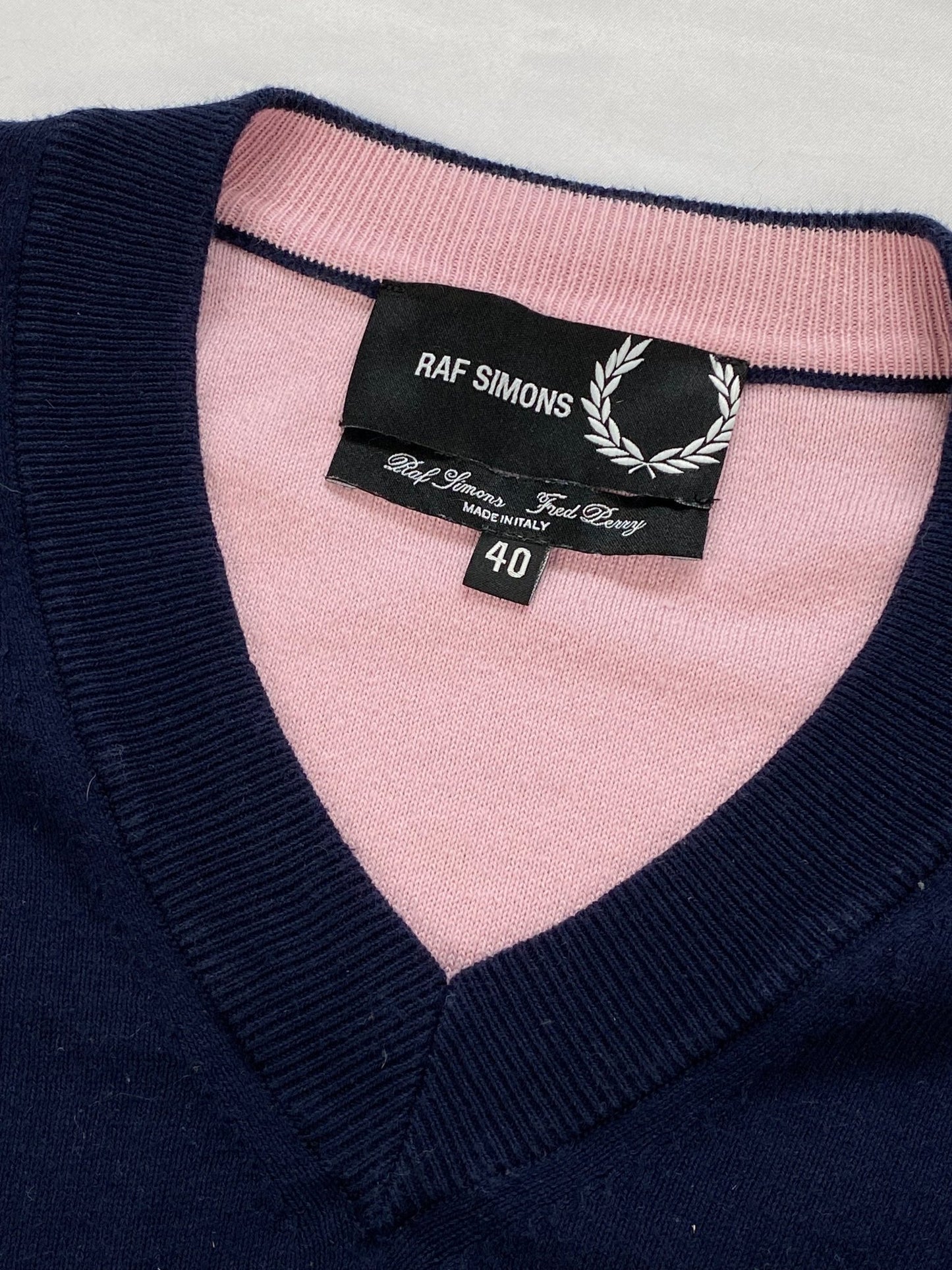 RAF SIMONS X FRED PERRY V - NECK LOGO JUMPER. (42 / M) - SEVENUES.