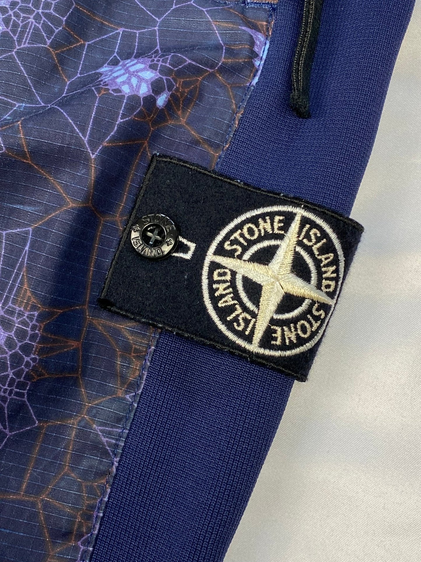 STONE ISLAND A/W '19 THERMO HEAT REACTIVE CARGO PANTS. (W33) - SEVENUES.