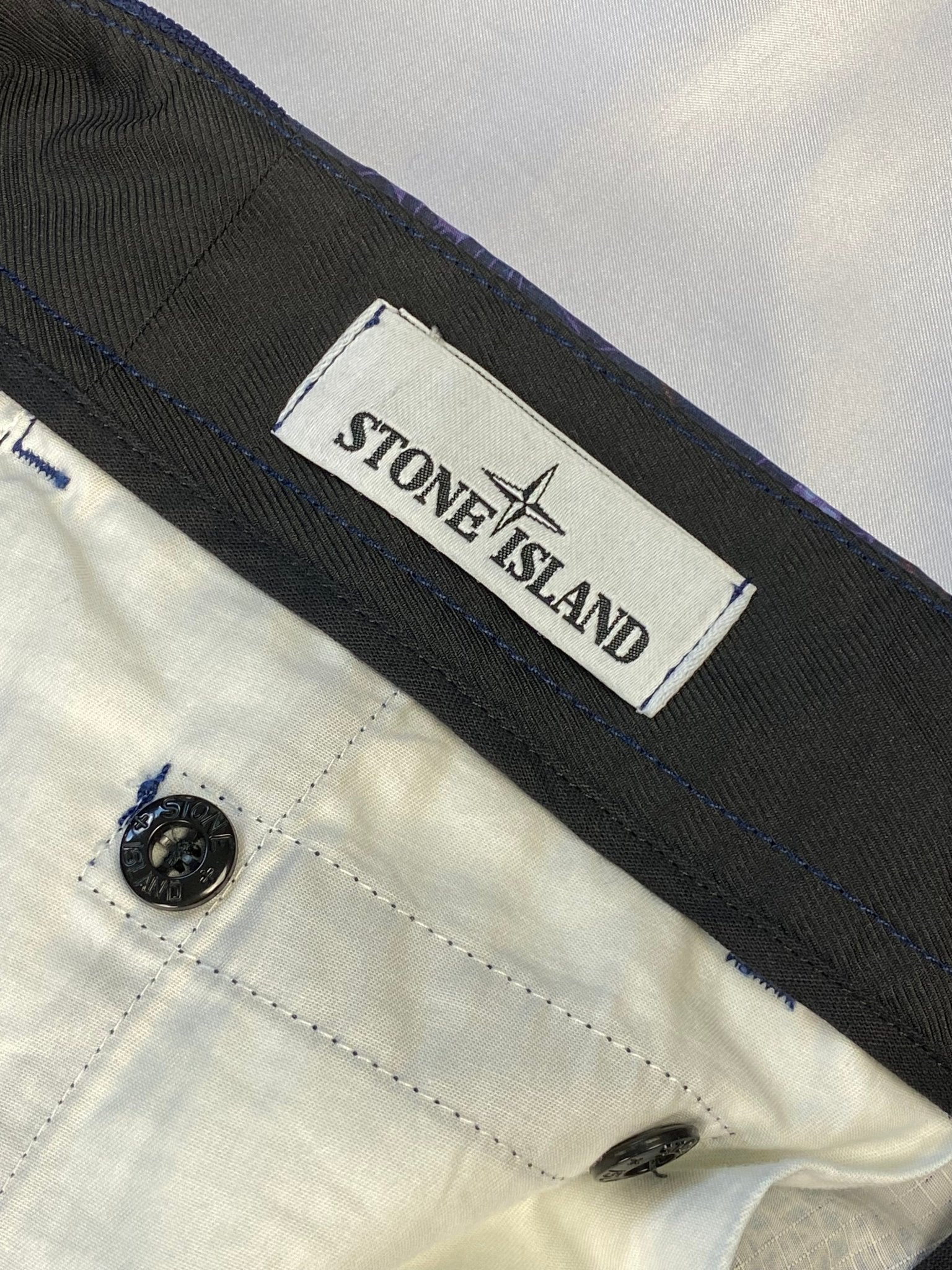 STONE ISLAND A/W '19 THERMO HEAT REACTIVE CARGO PANTS. (W33) - SEVENUES.