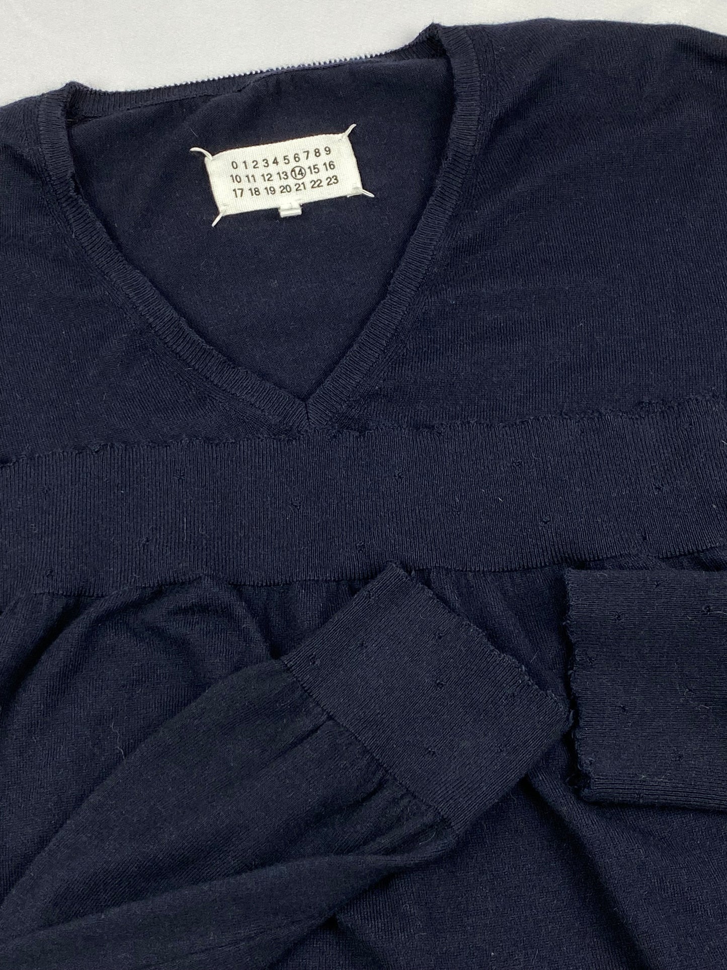 MAISON MARGIELA S/S 2020 DISTRESSED V-NECK KNIT JUMPER. (M)