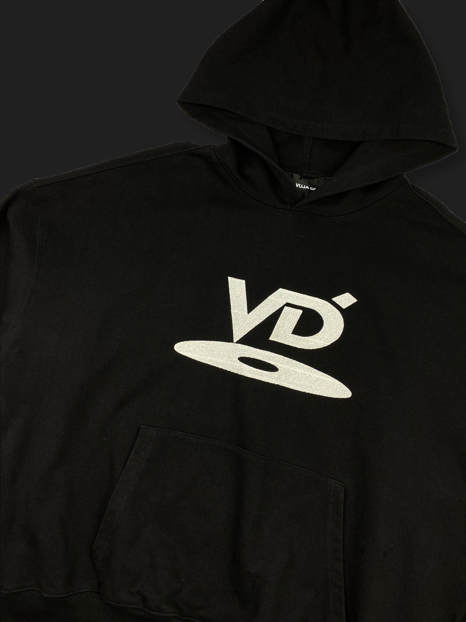 VUJA DÉ 'VD LOGO' OVERSIZED HOODIE. (M) - SEVENUES.