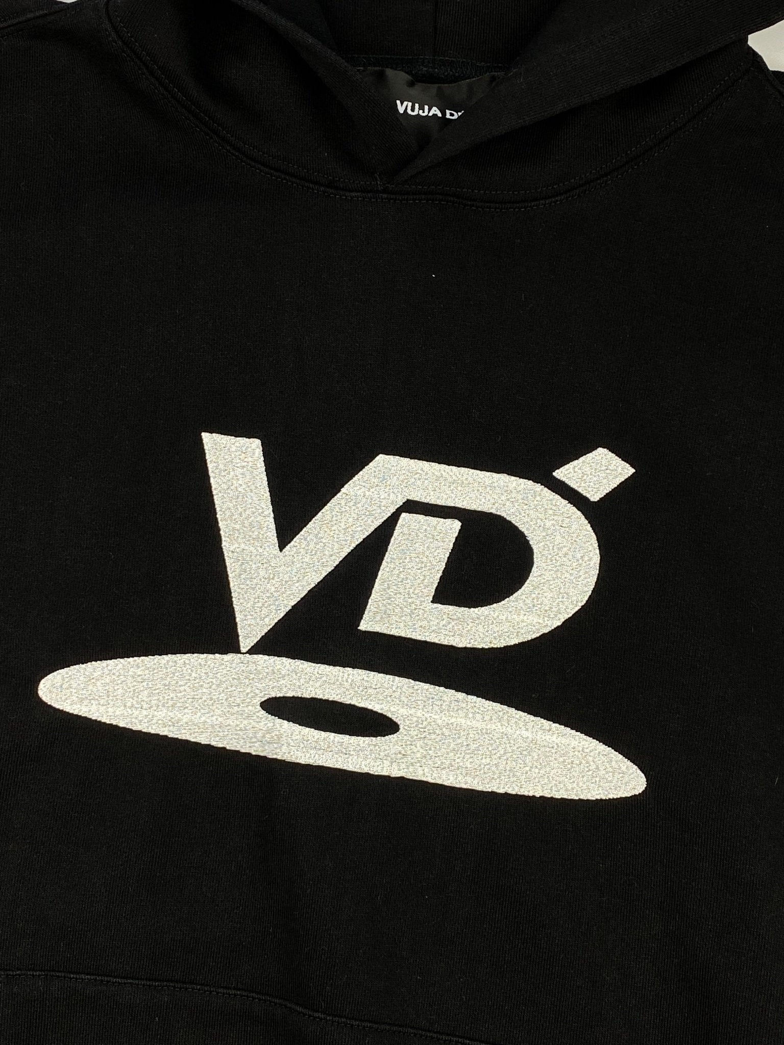 VUJA DÉ 'VD LOGO' OVERSIZED HOODIE. (M) - SEVENUES.