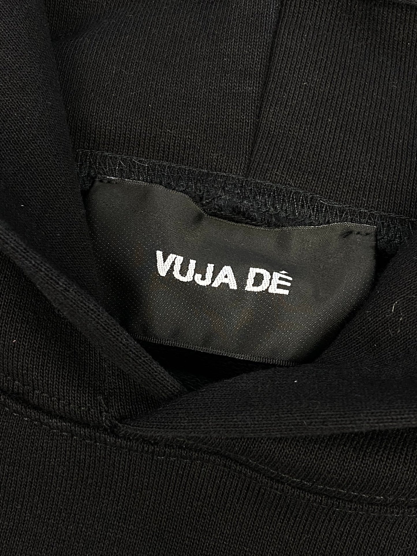 VUJA DÉ 'VD LOGO' OVERSIZED HOODIE. (M) - SEVENUES.