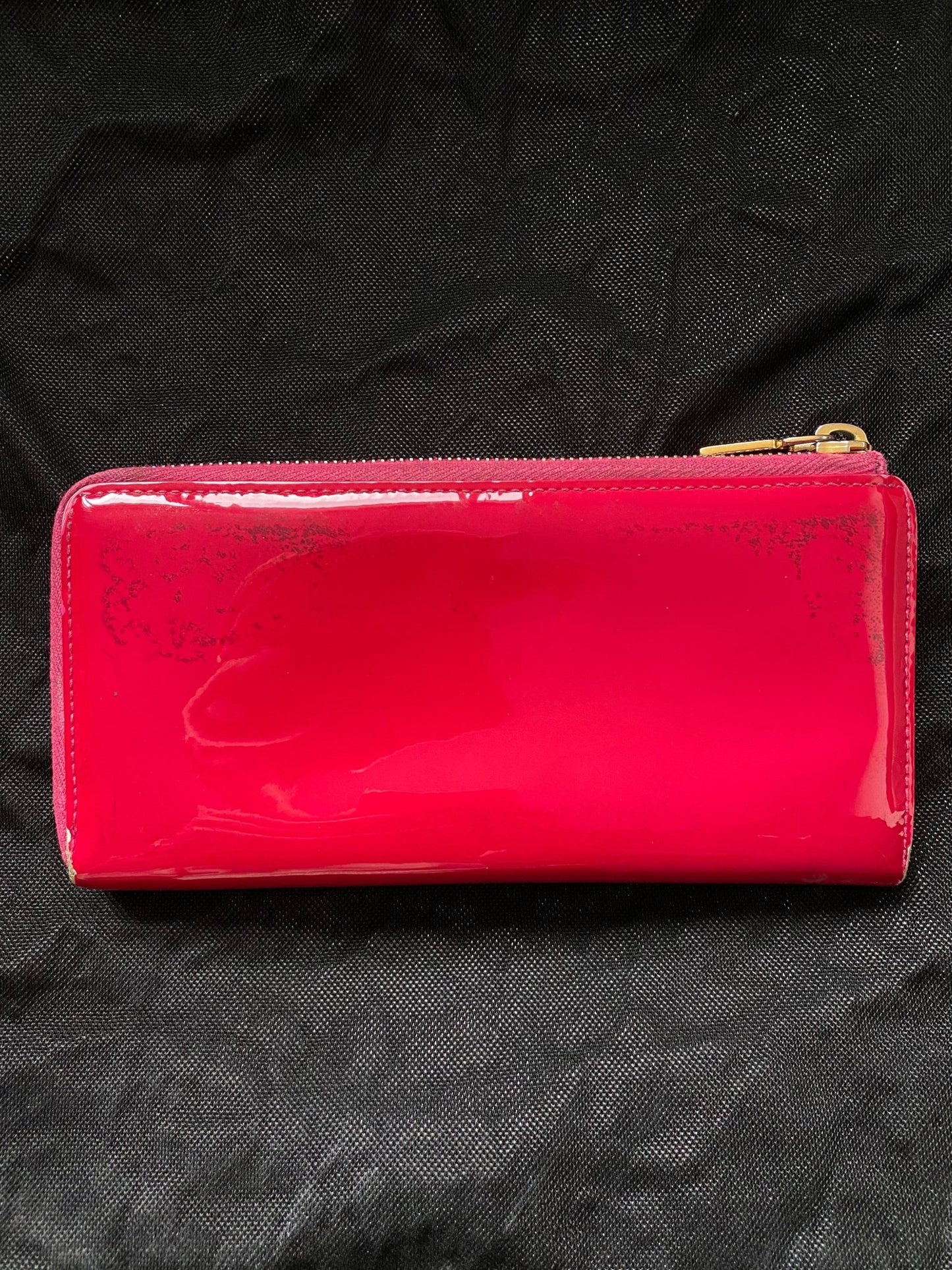 YVES SAINT LAURENT 'YSL' PATENT LEATHER ZIP WALLET. - SEVENUES.